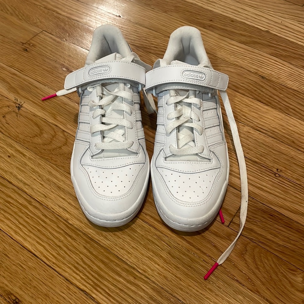 Adidas Forum Low Cloud Sneakers in white and pink